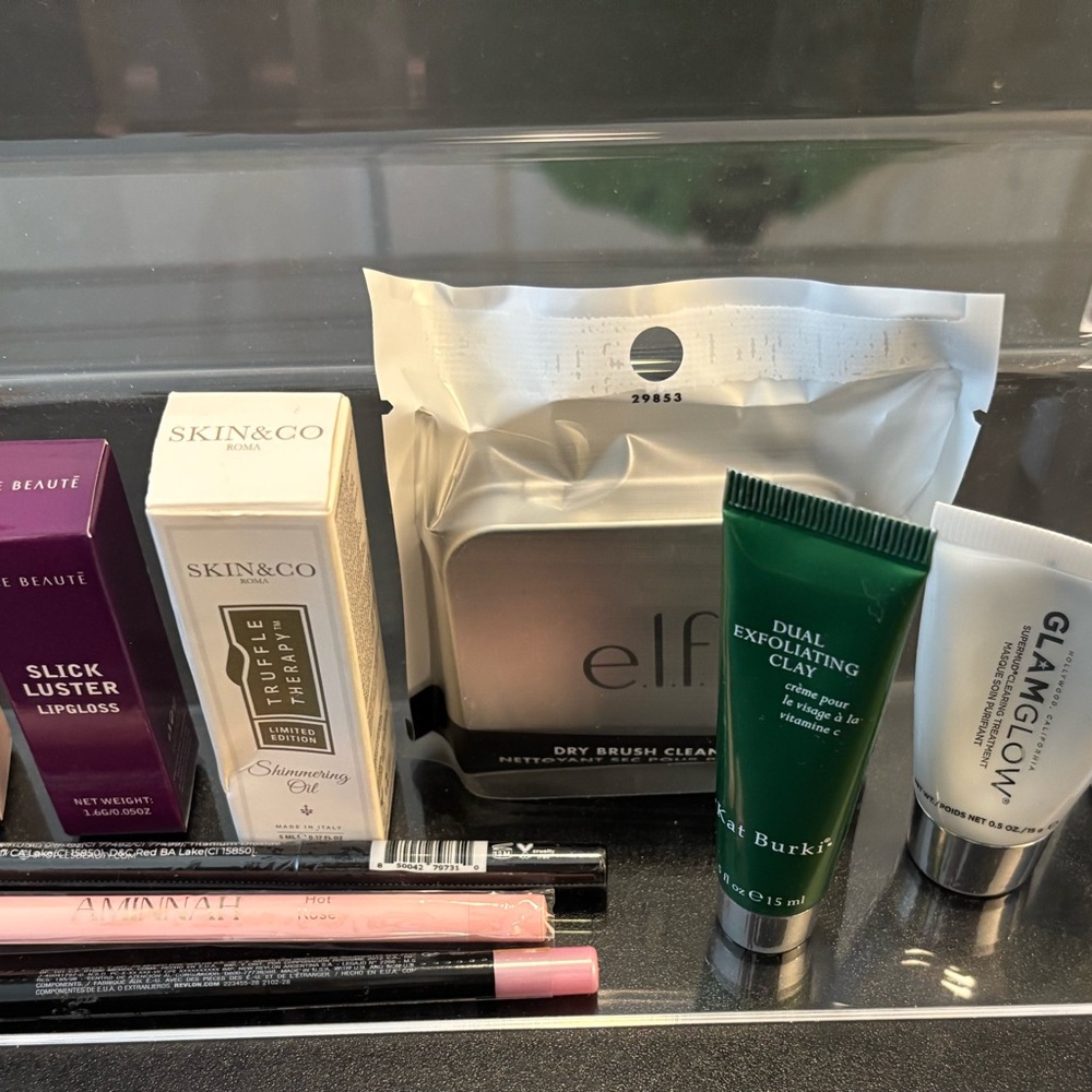 Create A Makeup Bundle - Picture 2 of 4